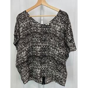 JOIE Size M Printed Silk Dolman Cap Sleeve Top Hook and Eye Back Gray